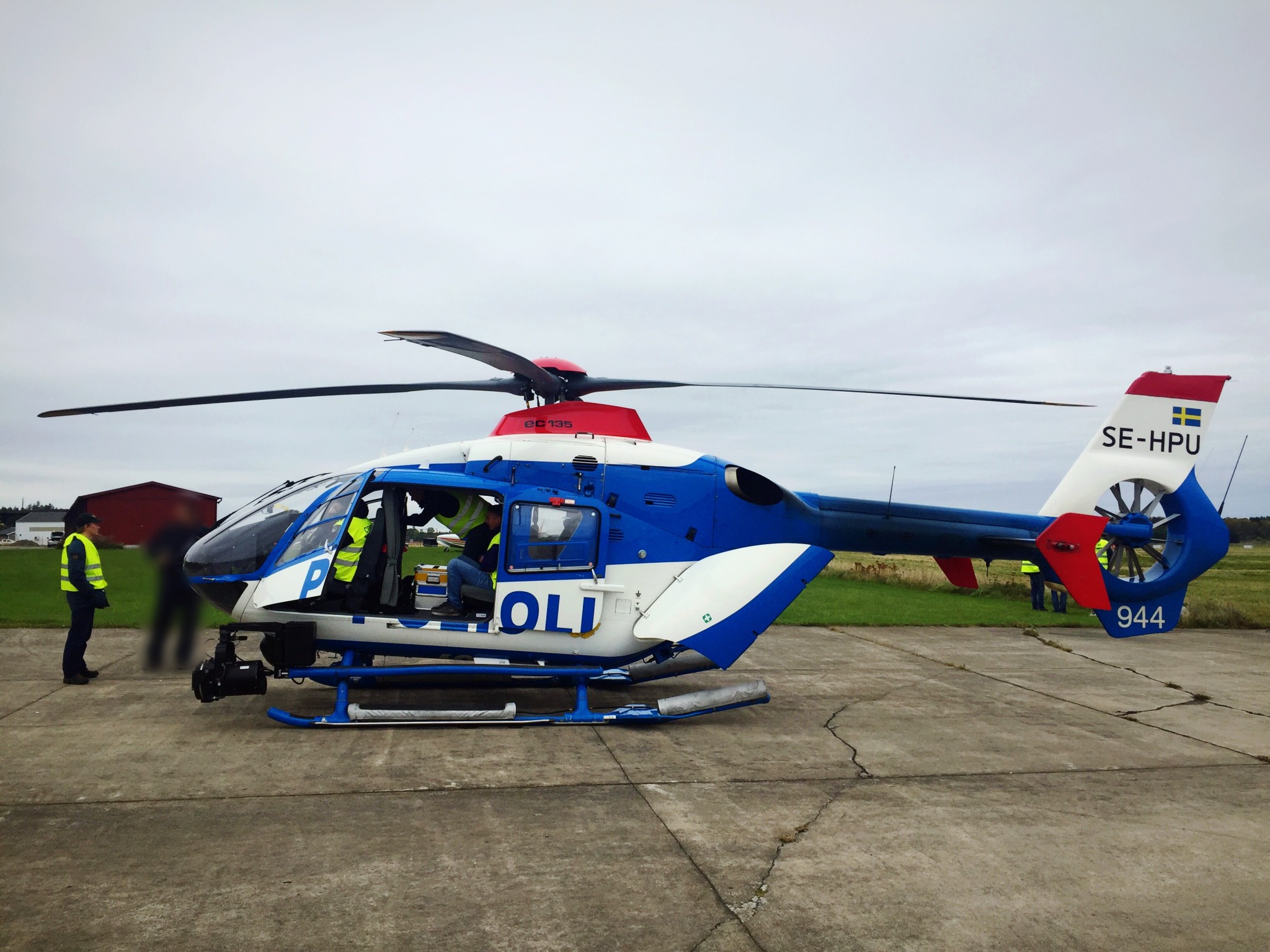 Polisens Helikopter besökte Hässlö.  Foto: Daniël van Berlo
